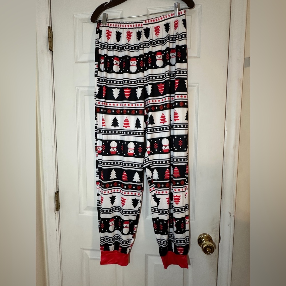 SHEIN Pajama Pants in Christmas Print.